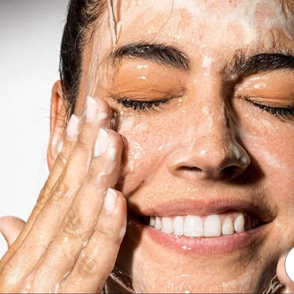 DR. BRANDT SKINCARE
Clean Biotic pH-Balanced Yogurt Cleanser - Picture 10 of 10